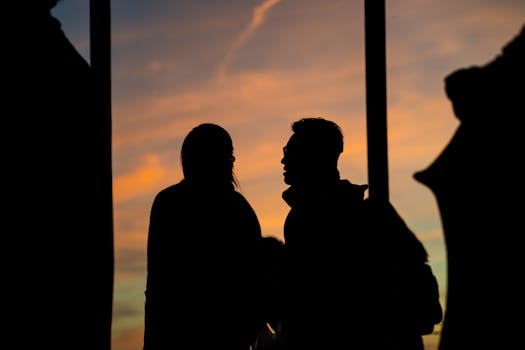 Mensen in gesprek over companionship only